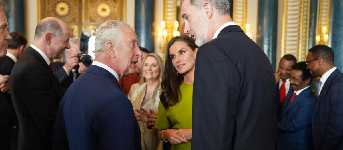 Carlos III (izquierda) habla con los Reyes de España, durante la recepción en el Palacio de Buckingham