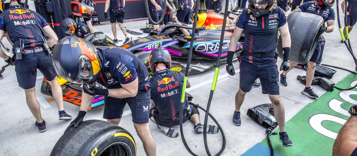 Los mecánicos de Red Bull trabajando en Miami