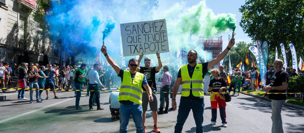 Manifestación convocada por las organizaciones mayoritarias de la Policía Nacional, Jupol, y de la Guardia Civil, Jucil, para reclamar una modificación normativa que evite la pérdida de poder adquisitivo de ambos colectivos, este sábado, en Madrid. EFE/ Fernando Villar