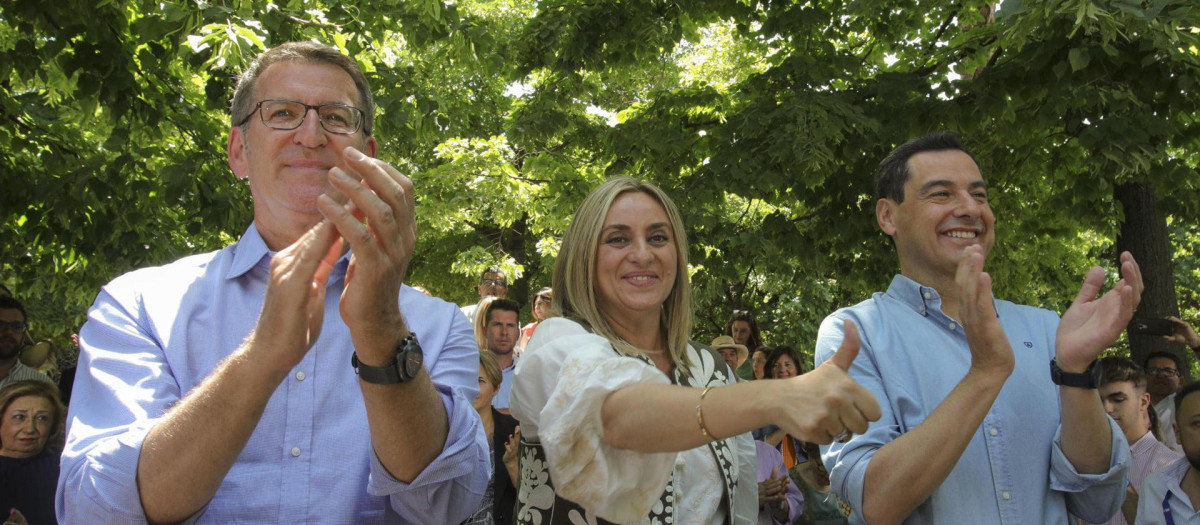 GRANADA 6/04/2023.- El presidente del Partido Popular, Alberto Núñez Feijóo, junto a la candidata a la Alcaldía, Marifrán Carazo y al presidente del Partido Popular de Andalucía y de la Junta, Juanma Moreno (d), durante el mitin que ha organizado este sábado el PP y que ha tenido lugar en el Parque García Lorca de Granada. EFE/Pepe Torres