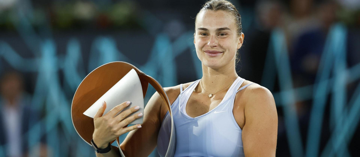 Aryna Sabalenka posa con el trofeo de campeona del Mutua Madrid Open