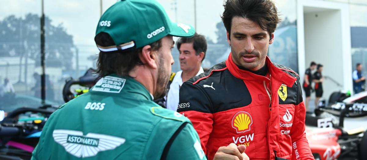 Alonso y Sainz se saludan tras la sesión de clasificación de Miami