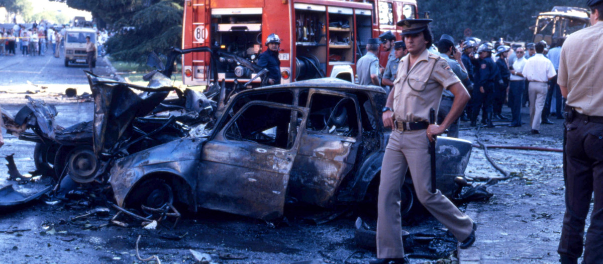 Un agente en el atentado del "comando España" de ETA con un coche bomba en la Plaza de la República Dominicana de Madrid, a 14 de julio de 1986, en Madrid, (España). Se cumplen 10 años del cese de la violencia de ETA. El 20 de octubre de 2011 la banda terrorista ETA anunciaba que ponía fin a 43 años de terrorismo que se saldaron con 829 víctimas mortales. La declaración se hizo a través de un comunicado escrito y en vídeo, leído por tres encapuchados. En él se limitaron a solicitar "un diálogo directo" con el Gobierno para resolver las "consecuencias del conflicto", esto es, la situación de presos y los etarras que viven en la clandestinidad, y superar lo que llama "la confrontación armada".
19 OCTUBRE 2021;ETA;10 AÑOS;TERRORISMO;ATENTADOS
Europa Press / Europa Press
(Foto de ARCHIVO)
14/7/1986