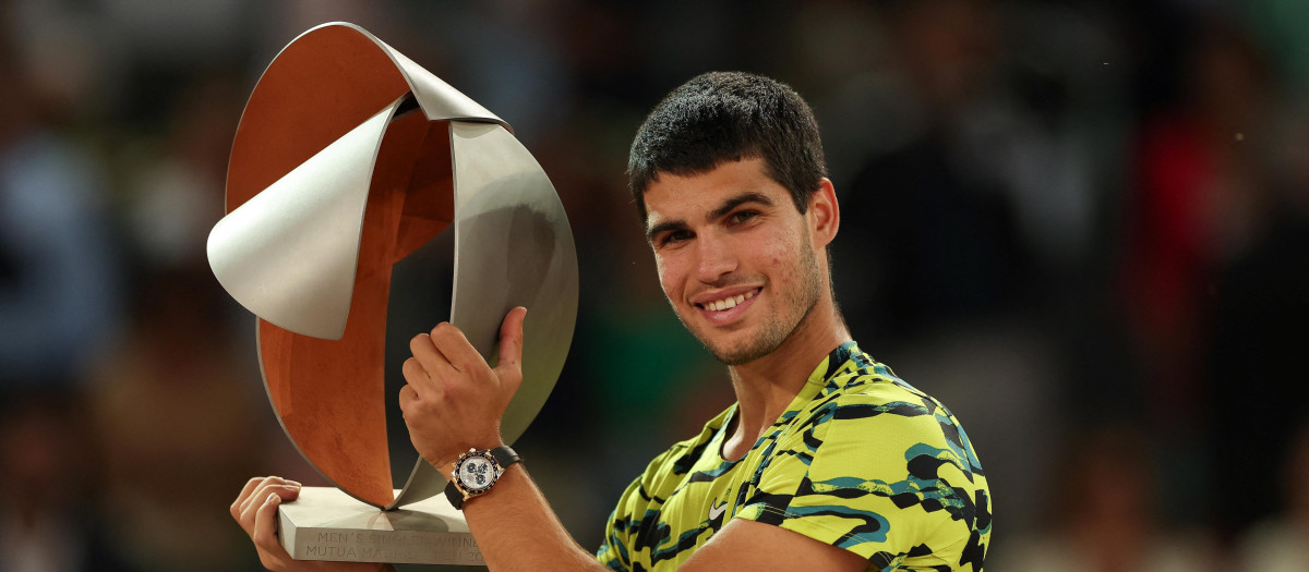 Carlos Alcaraz levanta el trofeo de campeón del Mutua Madrid Open