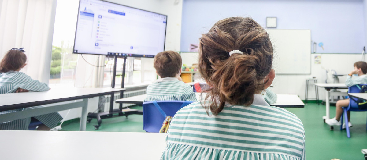 Niños miran a una pantalla en una clase del colegio Virgen de Europa durante el primer día de clase del curso 2021-22, a 6 de septiembre de 2021, en Boadilla del Monte, Madrid (España). El tercer curso escolar en un contexto de pandemia arranca esta semana en toda España, con el 39,4% de los jóvenes mayores de 12 años vacunados con pauta completa contra la COVID y prácticamente el 100% de los profesores, así como las mismas medidas sanitarias para evitar contagios del curso anterior.
06 SEPTIEMBRE 2021;ENSEÑANZA;EDUCACIÓN;INICIO CURSO ESCOLAR 2021-22;ALUMNOS
Ricardo Rubio / Europa Press
(Foto de ARCHIVO)
06/9/2021