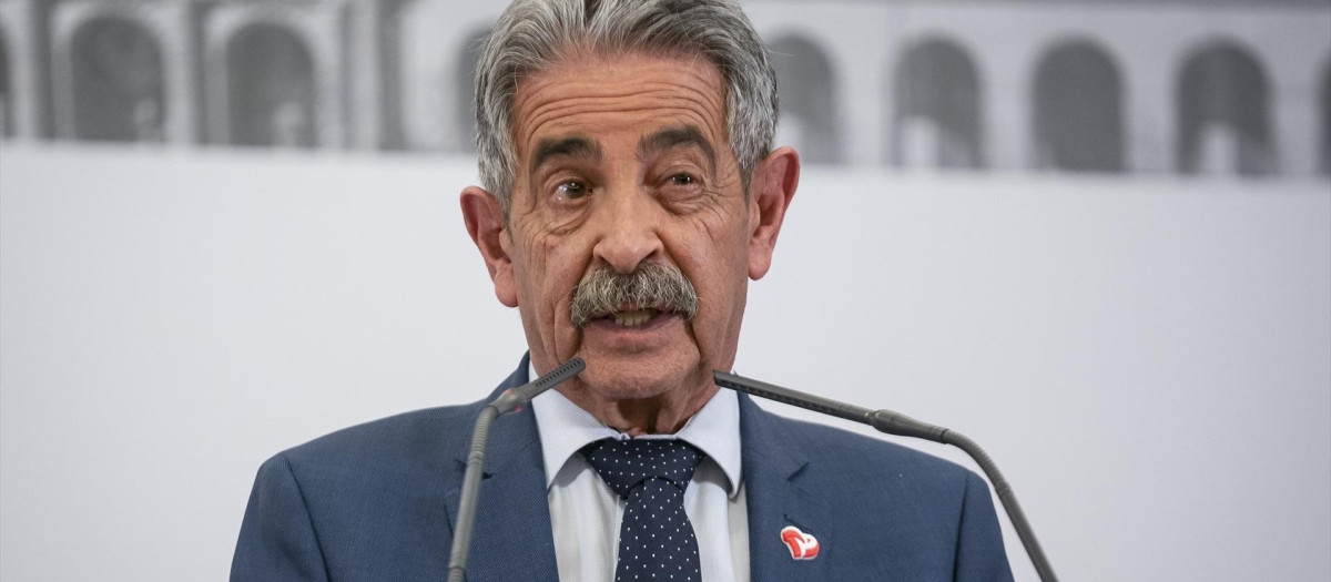 El presidente de Cantabria, Miguel Ángel Revilla, comparecen en una rueda de prensa tras una reunión en la sede del Ministerio, a 20 de febrero de 2023, en Madrid (España). El Ministerio de Transportes, Movilidad y Agenda Urbana ha aprobado una orden que permite la aplicación del “método comparativo” en el diseño y fabricación de los 31 nuevos trenes de ancho métrico para las redes de Cercanía de Asturias y Cantabria. Dicho método consiste en diseñar la sección de los nuevos trenes a partir de las medidas de los modelos que actualmente circulan por la red, de forma que no haya posibilidad de error, y se reduzca la demora de la fabricación de los nuevos convoyes lo máximo posible.
A. Pérez Meca / Europa Press
(Foto de ARCHIVO)
20/2/2023