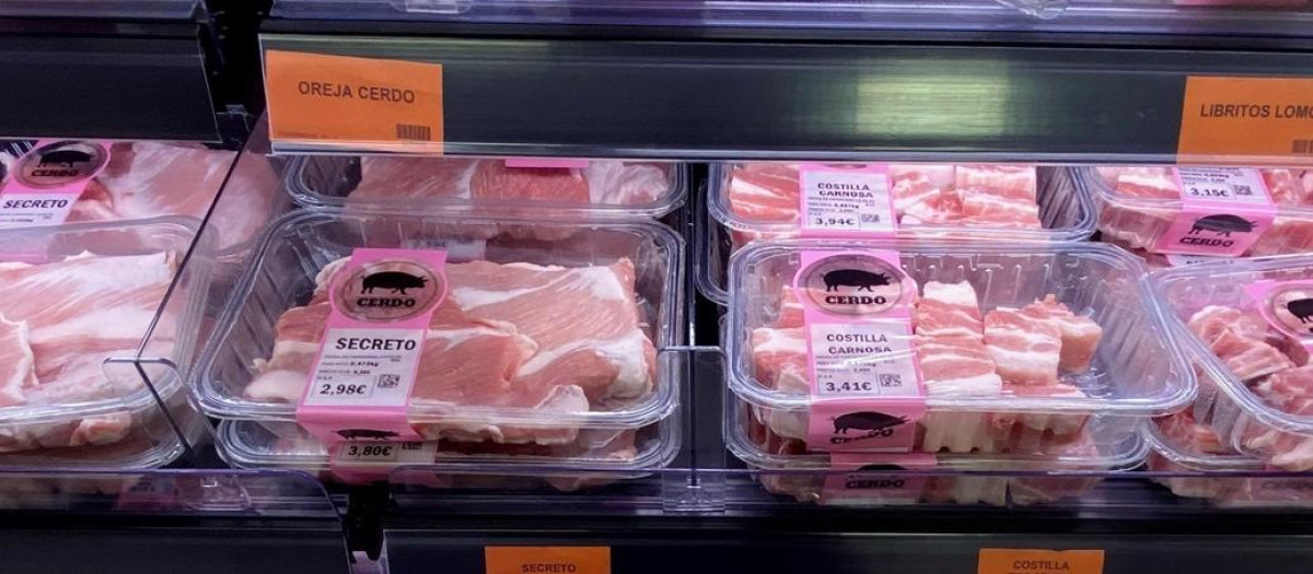 Neveras con carne envasada en la sección de carnicería de un supermercado de Madrid