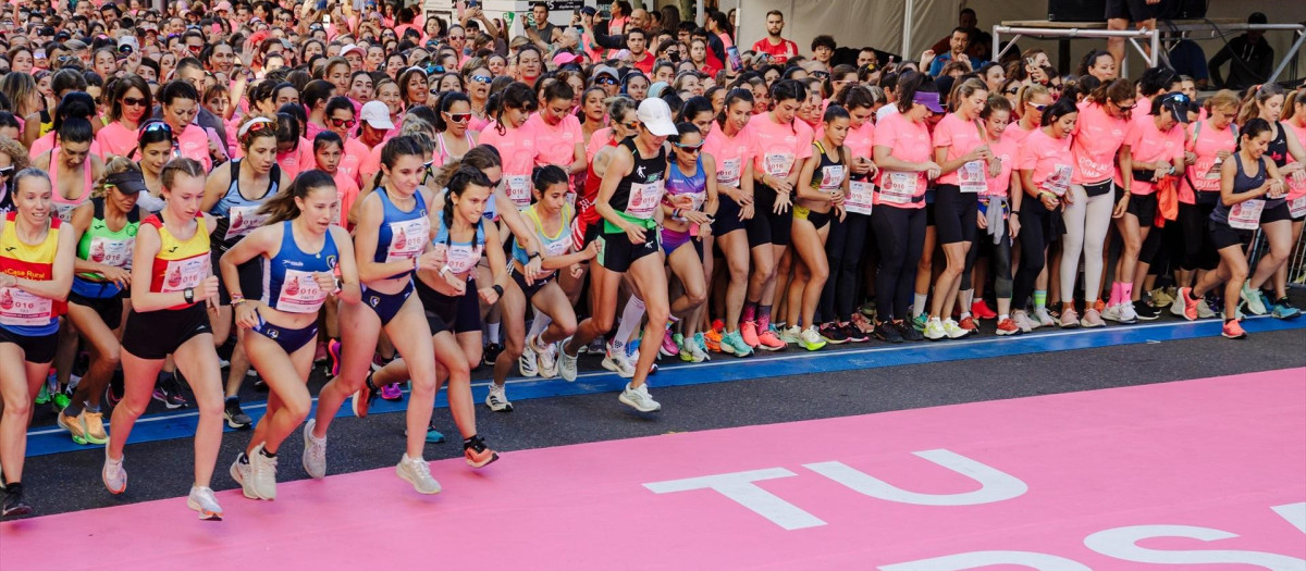 Miles de personas participan en la décimo novena edición de la Carrera de la Mujer de Madrid 2023