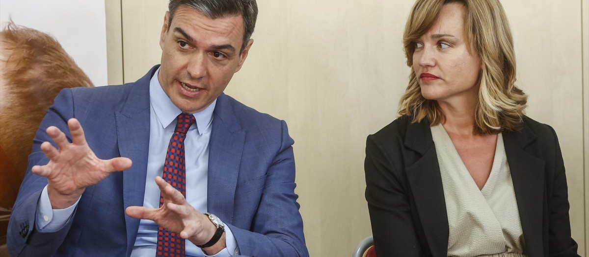El presidente del Gobierno, Pedro Sánchez (i) y la ministra de Educación y Formación Profesional, Pilar Alegría (d), durante su visita el Centro Integrado Público de Formación Profesional de Mislata, a 16 de mayo de 2022, en Mislata, Valencia, Comunidad Valenciana (España). Se trata de la segunda ocasión que Sánchez acude a la Comunitat en el último mes. La última aparición pública se produjo con motivo de la presentación del proyecto de gigafactoria de Volkswagen.
16 MAYO 2022;FORMACIÓN PROFESIONAL;EDUCACIÓN;MISLATA;VALENCIA
Rober Solsona / Europa Press
(Foto de ARCHIVO)
16/5/2022