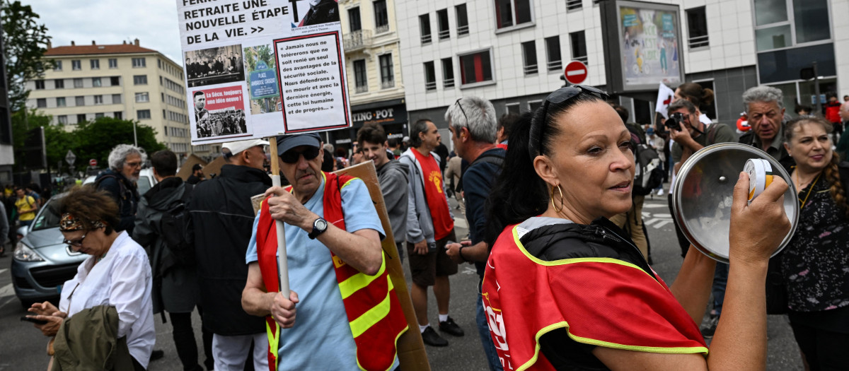Una manifestación contra la reforma de pensiones tuvo lugar mientras Emmanuel Macron asistía a un evento en en Lyon