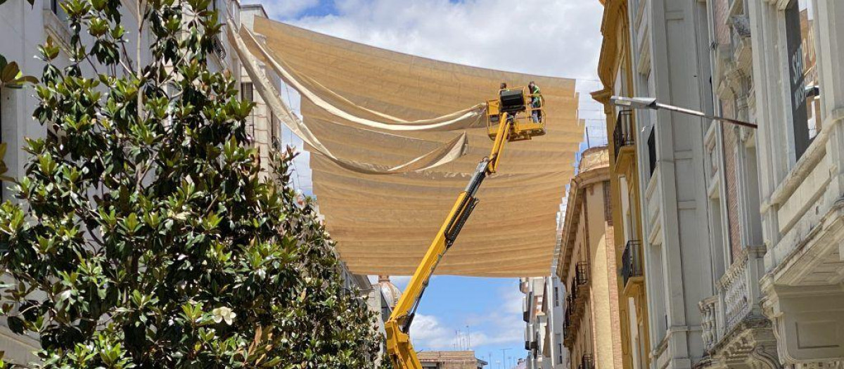 Colocación de toldos en Cruz Conde, en una imagen de archivo