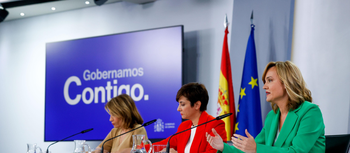 La portavoz, junto a las ministras de Educación (en primer término) y Transportes