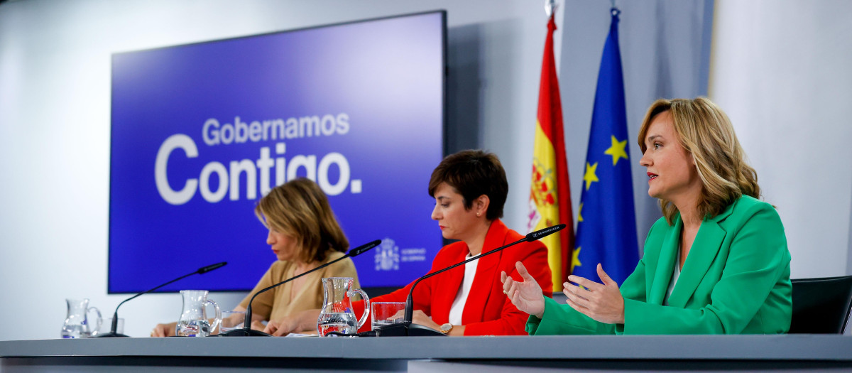 La portavoz, junto a las ministras de Educación (en primer término) y Transportes