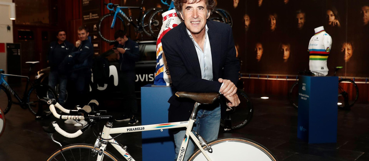 Pedro Delgado, con una de las bicicletas clásicas del equipo Banesto