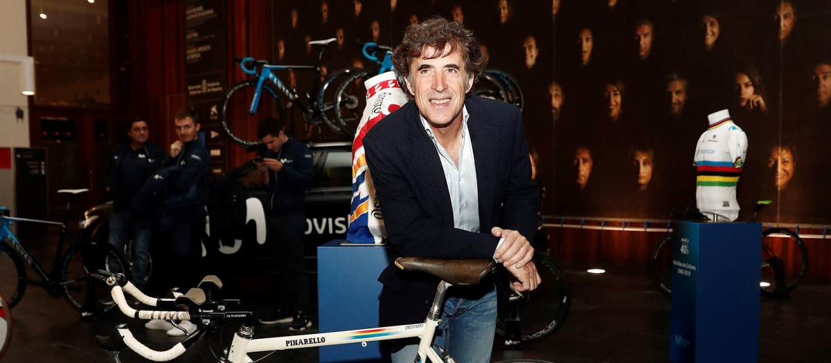 Pedro Delgado, con una de las bicicletas clásicas del equipo Banesto