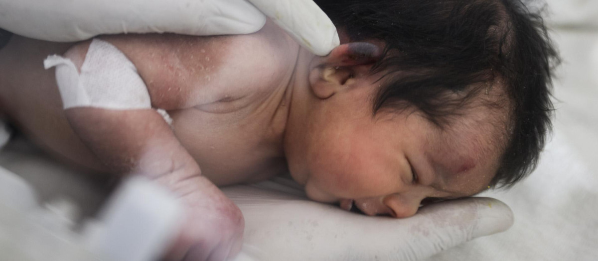 Una recién nacida en un hospital de Siria, poco después de los terremotos del pasado febrero
