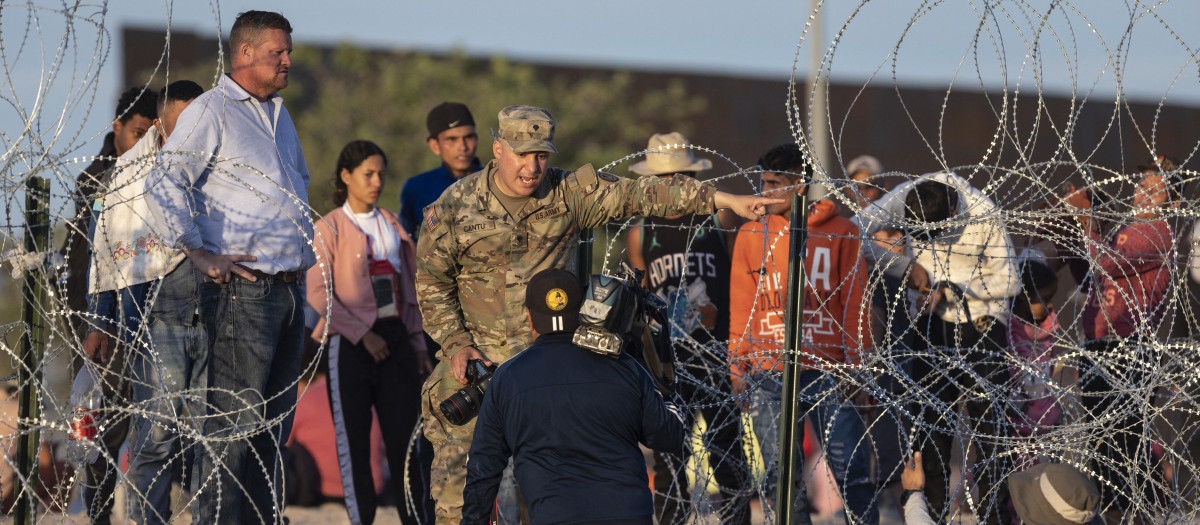 Un soldado de la Guardia Nacional de Texas controla el paso de inmigrantes en la frontera con México