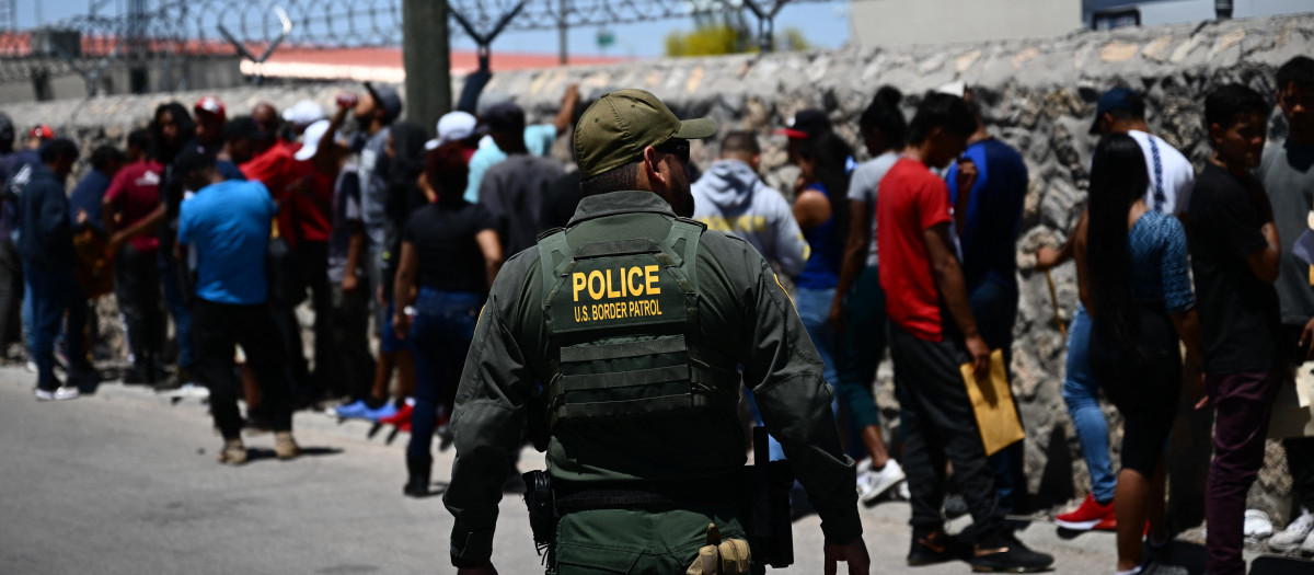 Un agente de la Patrulla Fronteriza de EE.UU. en el Puerto de Entrada de El Paso, Texas