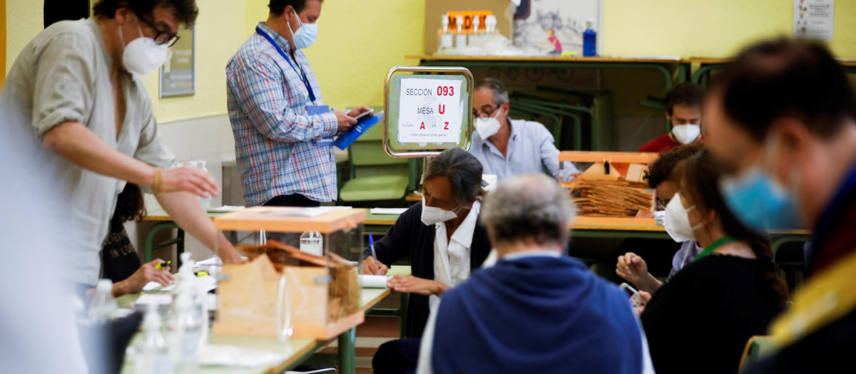 Apoderados de los distintos partidos controlan el recuento y voto por correo