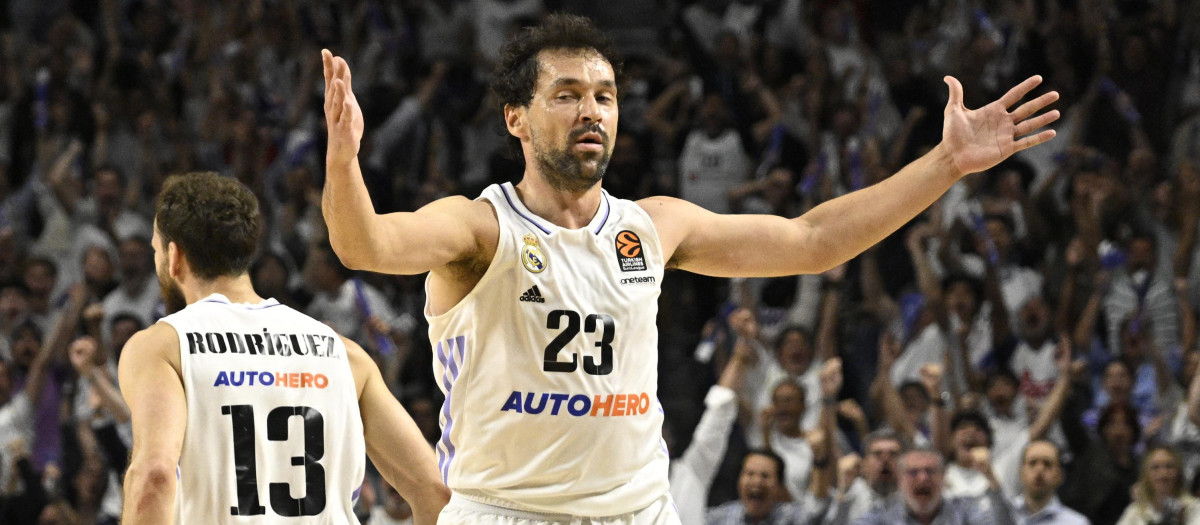 Sergio Llul celebra una de las canastas anotadas por el Real Madrid