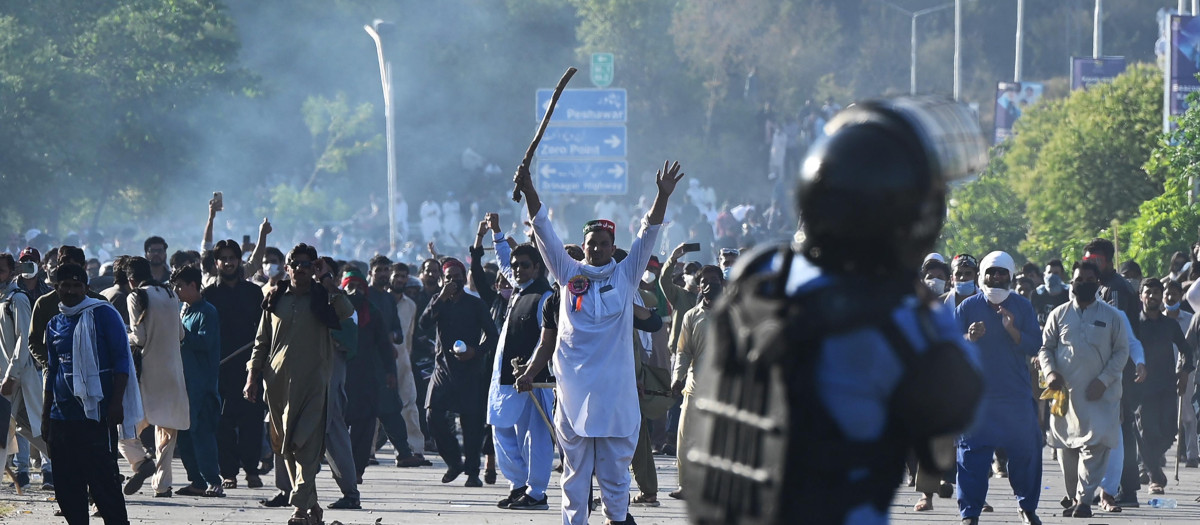Partidarios del ex primer ministro de Pakistán, Imran Khan, durante una protesta masiva