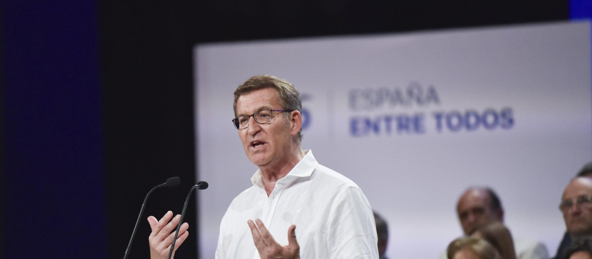 El presidente del Partido Popular, Alberto Núñez Feijóo, clausura un acto en el Teatro Olimpia, a 27 de abril de 2023, en Huesca, Aragón (España). El evento se celebra de cara a las próximas elecciones municipales y autonómicas del 28 de mayo.
27 ABRIL 2023;PRECAMPAÑA;ELECCIONES;COMICIOS;ELECCIONES MUNICIPALES;ELECCIONES AUTONÓMICAS;28 DE MAYO;28M
Verónica Lacasa / Europa Press
27/4/2023