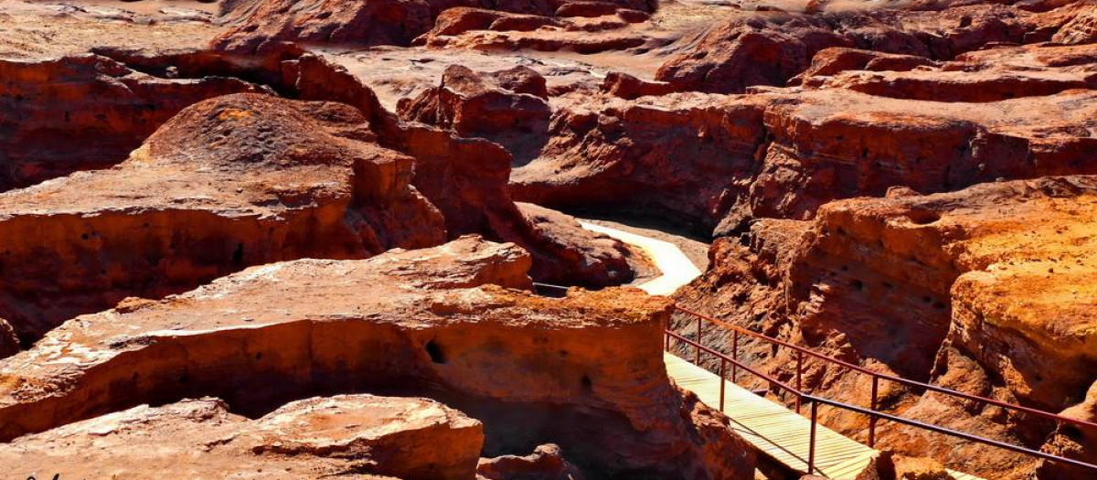 Una de las pasarelas del recorrido 'marciano' del parque de Río Tinto