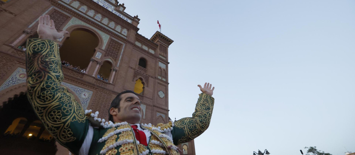 Emilio de Justo, a hombros por la puerta grande de Las Ventas