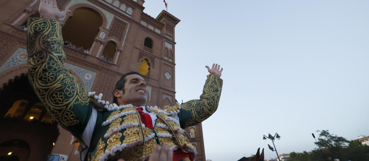 Emilio de Justo, a hombros por la puerta grande de Las Ventas