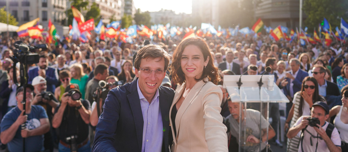 Martínez-Almeida y Díaz Ayuso durante el acto de apertura de la campaña
