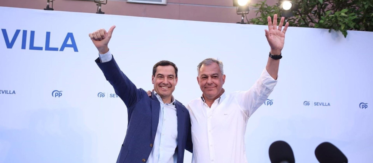El presidente de la Junta de Andalucía, Juanma Moreno, junto al candidato del PP en Sevilla, José Luis Sanz, en el acto de inicio de campaña