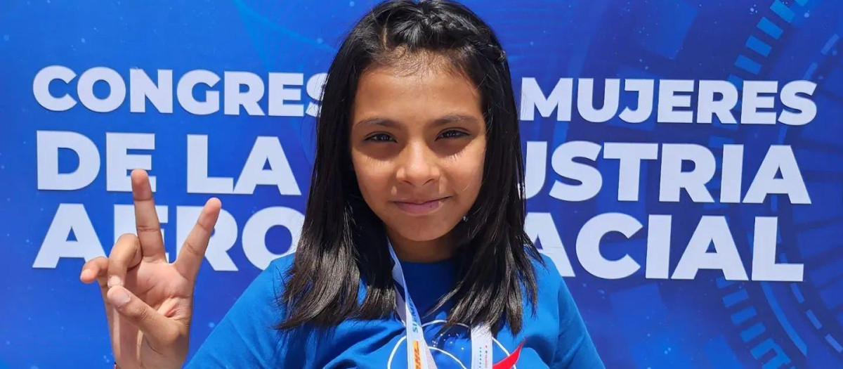 Adhara Pérez, con su camiseta de la NASA