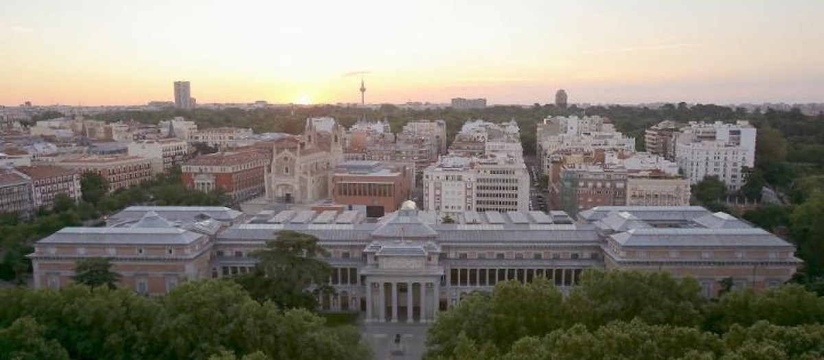 Vista aérea de Madrid tomada frente Museo Nacional del Prado al atardecer