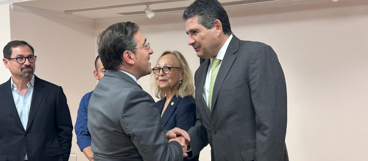El ministro de Asuntos Exteriores de España, José Manuel Albares (izq.), saluda al exprecandidato presidencial nicaragüense Juan Sebastián Chamorro