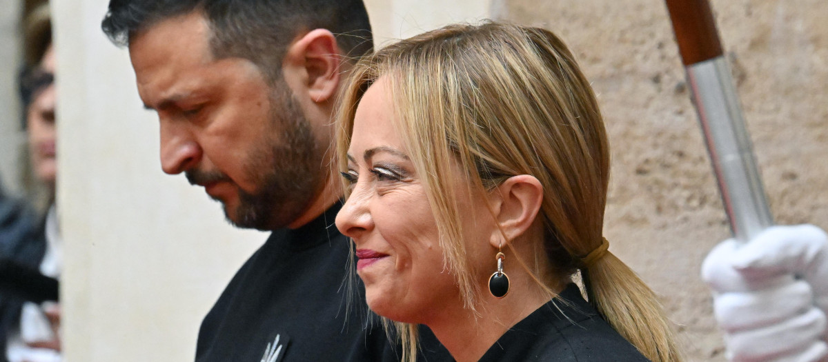 Italy's Prime Minister, Giorgia Meloni and Ukrainian President Volodymyr Zelensky take part in a welcoming ceremony upon Zelensky's arrival for their meeting on May 13, 2023 at Palazzo Chigi in Rome. Ukrainian President Volodymyr Zelensky arrived in Rome on May 13 for meetings with President of Italy, Prime Minister and the Pope in his first visit to Italy since Russia's invasion. (Photo by Alberto PIZZOLI / AFP)