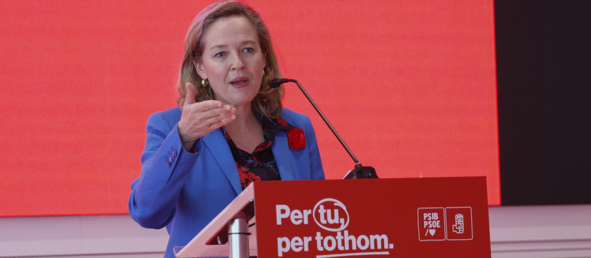 La  ministra de Asuntos Económicos, Nadia Calviño, durante un mitin en Baleares.