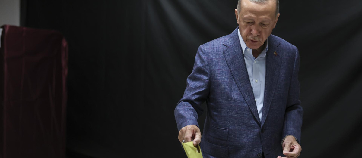 Istanbul (Turkey), 14/05/2023.- Turkish President Tayyip Erdogan casts a ballot at a polling station in Istanbul, Turkey, 14 May 2023. (Turquía, Estanbul) EFE/EPA/UMIT BEKTAS / POOL