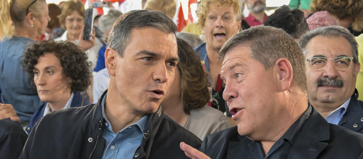 El presidente del Gobierno, Pedro Sánchez y el presidente de Castilla-La Mancha, Emiliano García-Page en el mitin de Puertollano