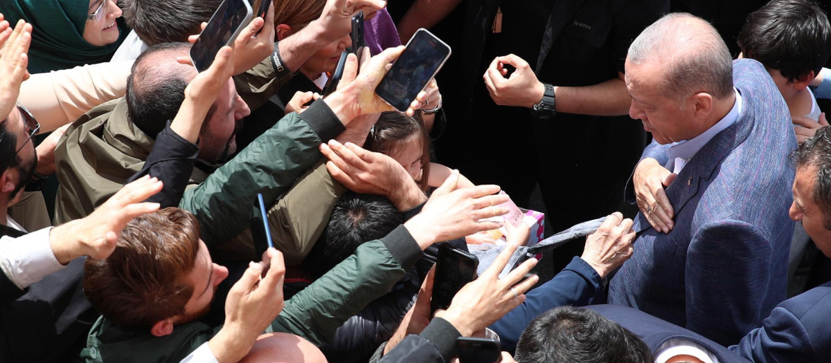 El presidente de Turquía, el islamista Recep Tayyip Erdogan, llega al colegio electoral para depositar su voto