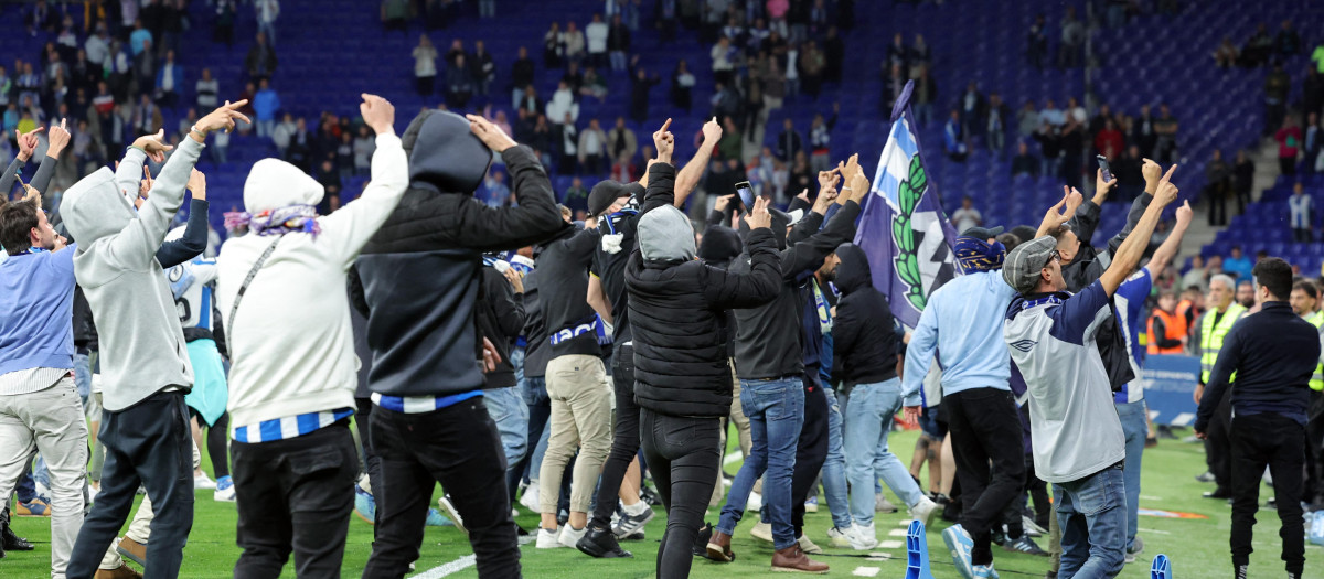 Los ultras del Espanyol saltaron al césped con la intención de agredir a los jugadores del Barça