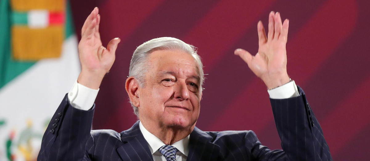MEX5122. CIUDAD DE MÉXICO (MÉXICO), 15/05/2023.- El presidente de México, Andrés Manuel López Obrador, participa  hoy, durante su conferencia de prensa matutina en el Palacio Nacional de la Ciudad de México (México). Obrador, calificó este lunes de usurpadora a Dina Boluarte, mandataria de Perú, quien hace unas semanas lo acusó de injerencia política y de querer ser dictador. EFE/Isaac Esquivel