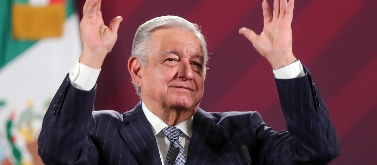 MEX5122. CIUDAD DE MÉXICO (MÉXICO), 15/05/2023.- El presidente de México, Andrés Manuel López Obrador, participa hoy, durante su conferencia de prensa matutina en el Palacio Nacional de la Ciudad de México (México). Obrador, calificó este lunes de usurpadora a Dina Boluarte, mandataria de Perú, quien hace unas semanas lo acusó de injerencia política y de querer ser dictador. EFE/Isaac Esquivel