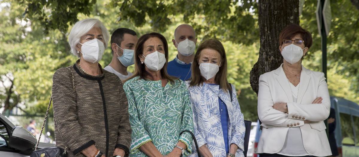 Las cuatro hijas del asesinado por ETA, Jesús Alcocer, el día en que Pamplona colocó una placa en memoria de su padre