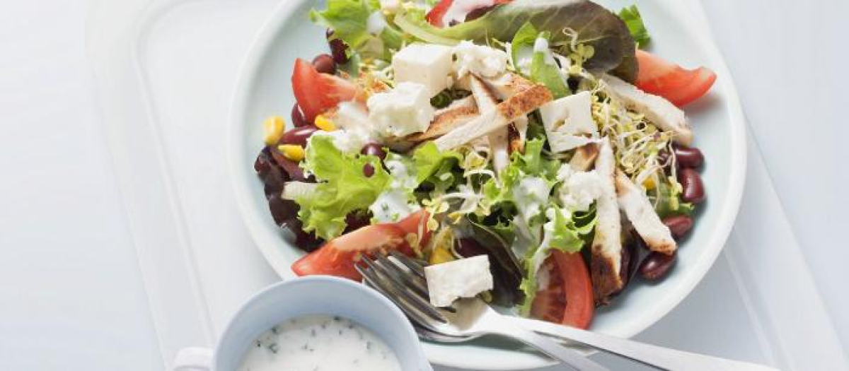 Un plato de ensalada con queso feta