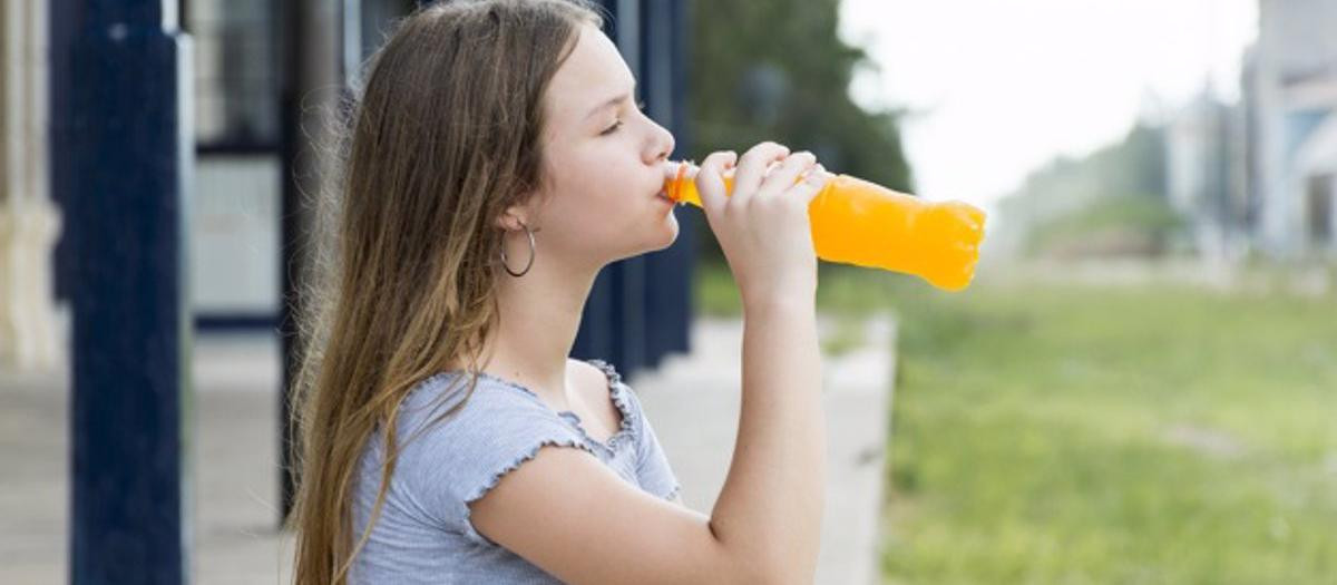 Adolescente bebiendo bebida energética