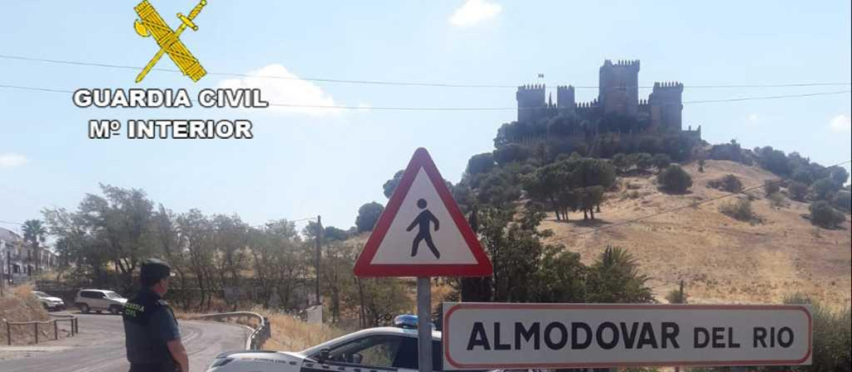 Agente de la Guardia Civil en Almodovar del Rio.