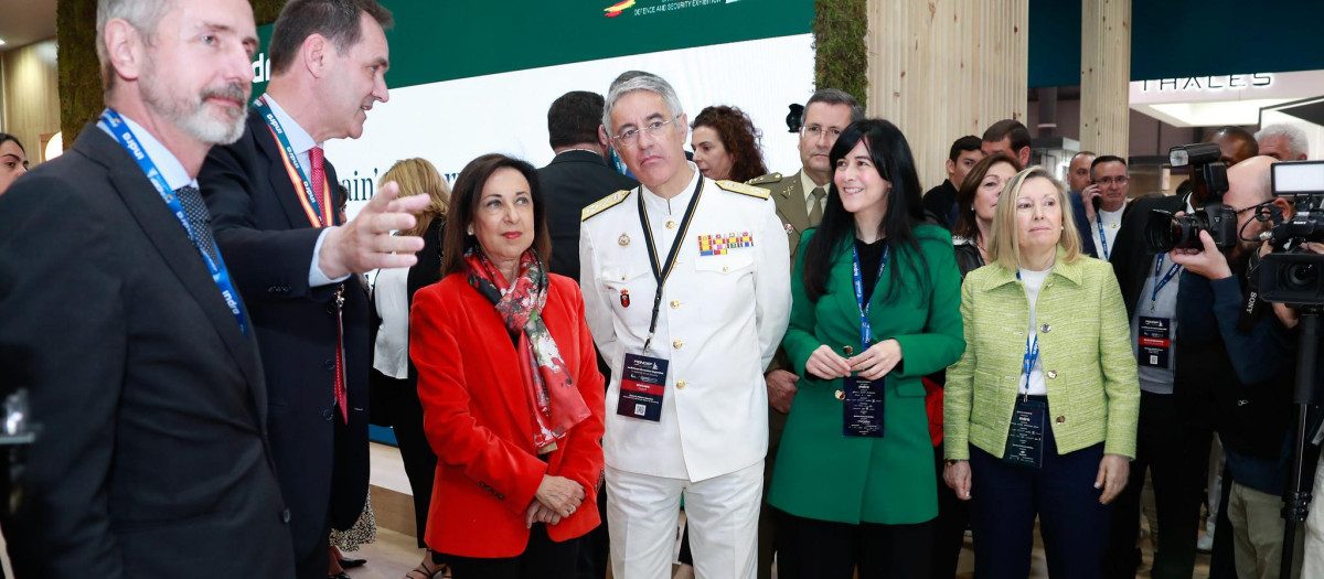 La ministra de Defensa, Margarita Robles, durante su visita a Feindef 2023