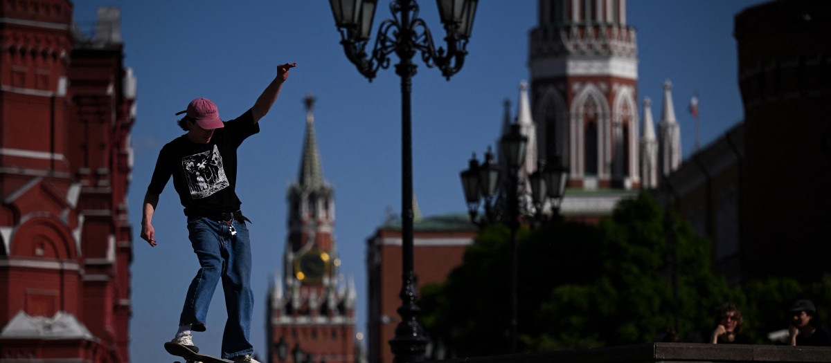 Un patinador realiza un truco en la plaza Manezhnaya, justo al lado del Kremlin, Moscú