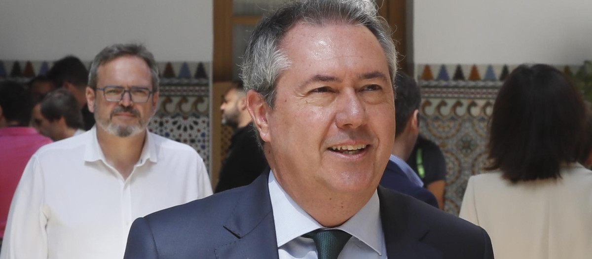 El portavoz del PSOE-A, Juan Espadas, a su llegada al Parlamento de Andalucía