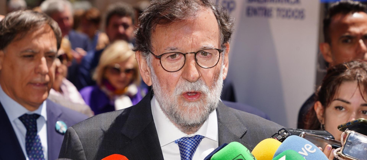 El expresidente del Gobierno Mariano Rajoy atiende a medios a su llegada a un acto de campaña previo a las elecciones del 28M, en la Plaza del Liceo, a 18 de mayo de 2028, en Salamanca, Castilla y León (España). Con su presencia, Rajoy ha querido apoyar al candidato del partido a la Alcaldía de Salamanca, el presidente del PP provincial, Carlos Carbayo.
18 MAYO 2023;SALAMANCA;CASTILLA Y LEÓN;RAJOY
Manuel Ángel Laya / Europa Press
18/5/2023